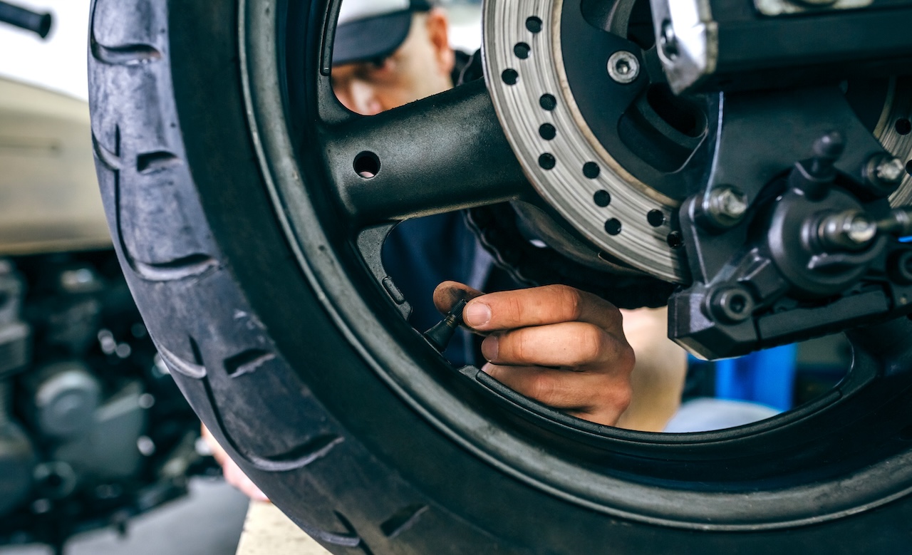 Peligros de ignorar el mantenimiento del sistema de frenos de tu moto